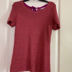 Short sleeve sweater.